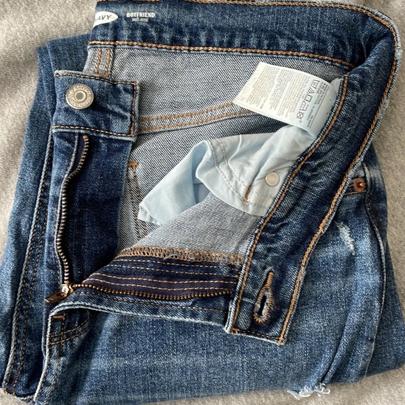 Old Navy Boyfriend Mid-Rise distressed jeans Size 4 EXCELLENT used condition - Picture 4 of 6